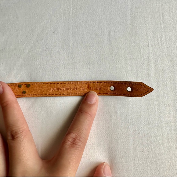 [SOLD] Authentic LOUIS VUITTON ESSENTIAL V BRACELET IN MONOGRAM SIZE 17 - Picture 11 of 12